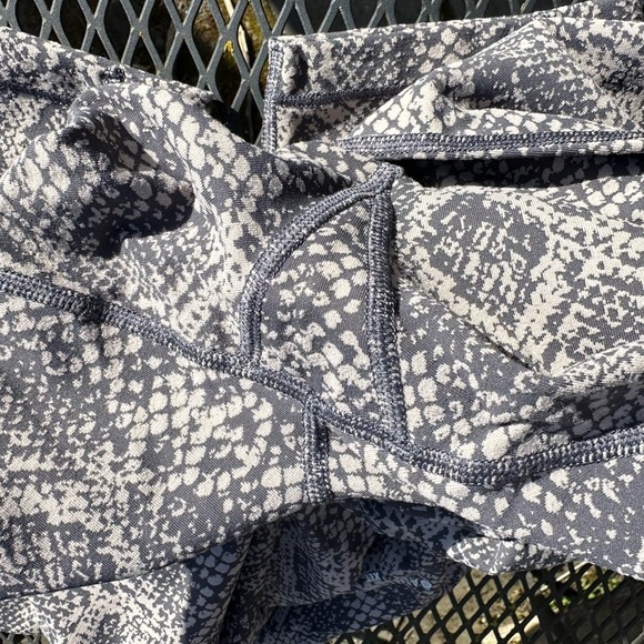 Xl Athleta snakeskin print, 7/8 length leggings w 2 small side pockets. EUC - Picture 10 of 11